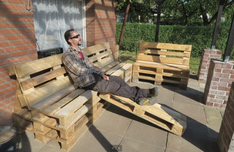 Mehr über den Artikel erfahren Paletten Sofa selber bauen