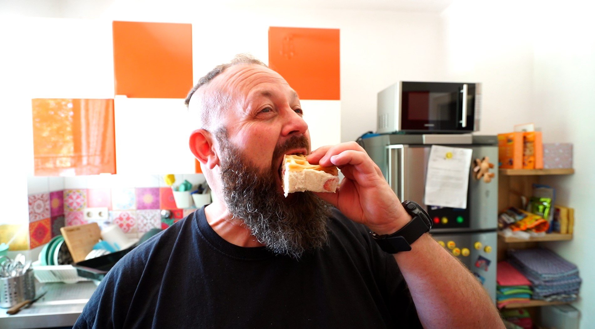 Du betrachtest gerade Perfekt für den Sommer: Erdbeer- Waffelschnitten
