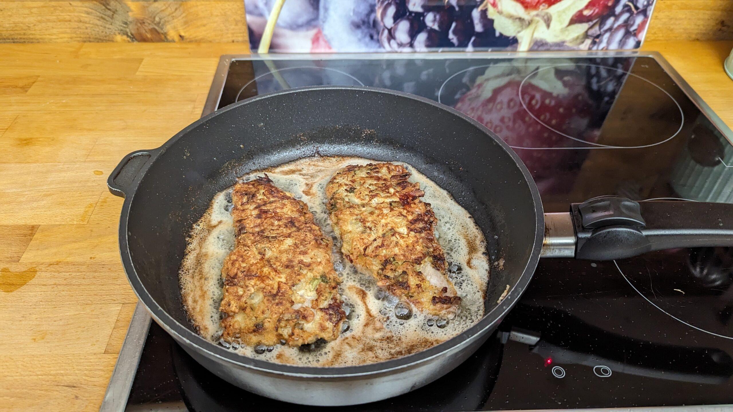 Du betrachtest gerade Ungewöhnlich Lecker: Das Pommes Män Schnitzel mit Senf-Gurken-Zwiebel-Kruste