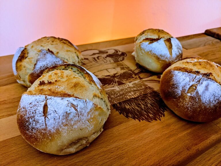 Mehr über den Artikel erfahren Kann man Aufbackbrötchen in der Heißluftfritteuse machen?