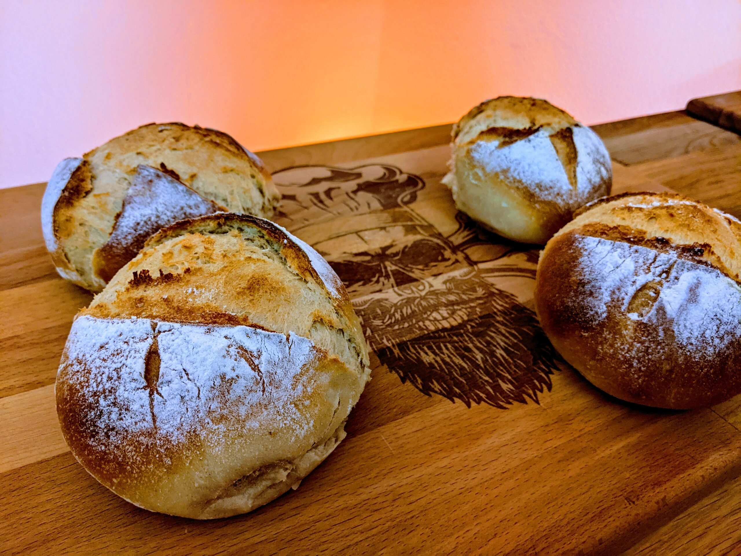 Mehr über den Artikel erfahren Kann man Aufbackbrötchen in der Heißluftfritteuse machen?