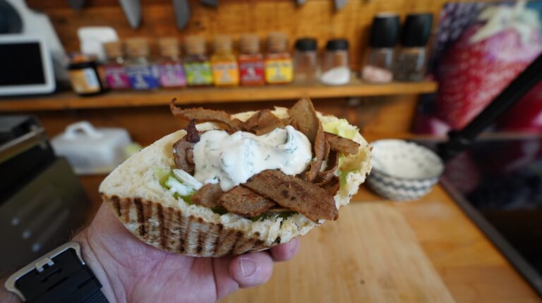 Mehr über den Artikel erfahren Frikandel-Döner: Ein Schnelles und Leckeres Rezept aus der Pfanne