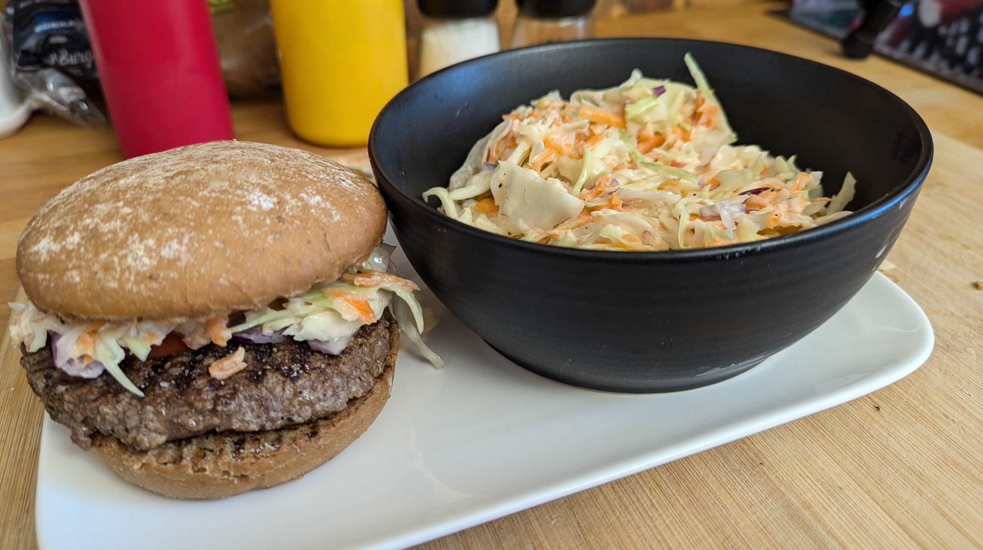 Du betrachtest gerade Saftiger Hamburger trifft auf frischen Coleslaw – Ein Geschmackserlebnis!
