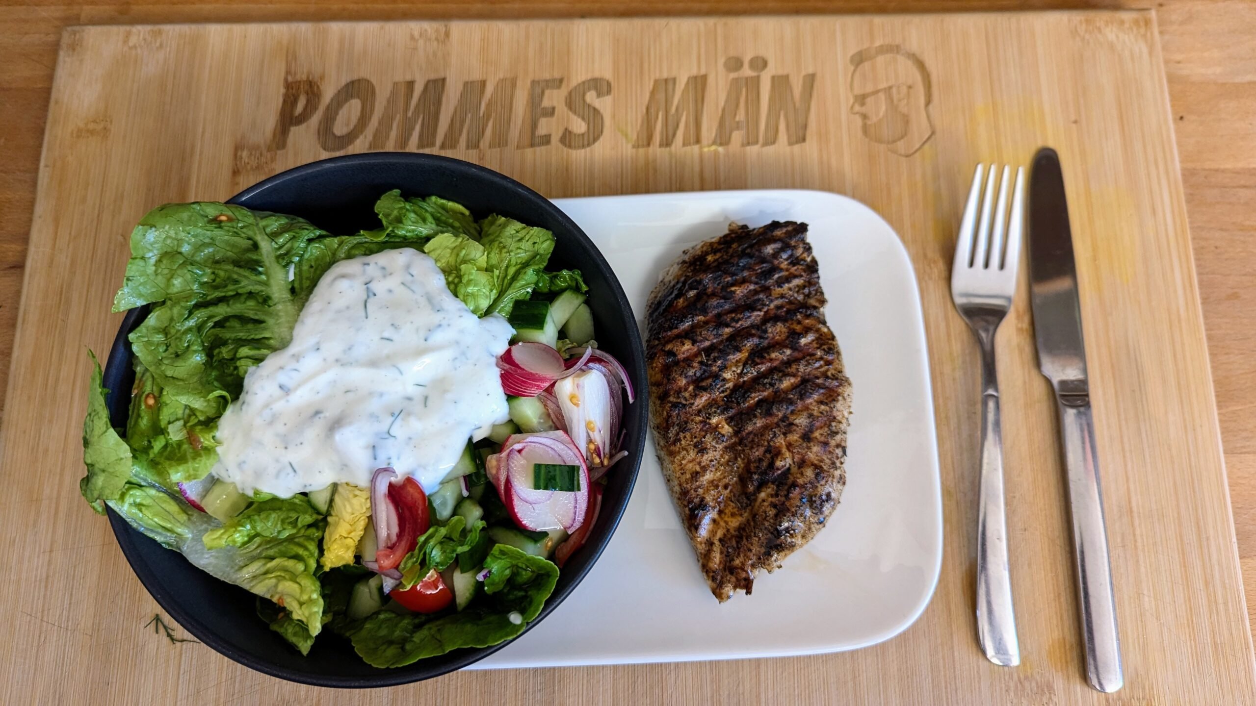 Du betrachtest gerade Schnelles und Leckeres Rezept: Hähnchen & Salat Bowl mit Wenig Kalorien